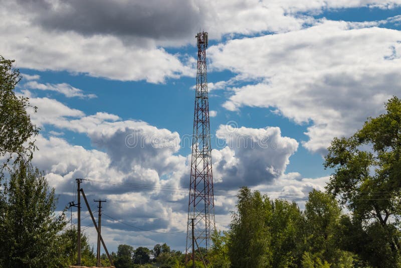 Kom?rkowa donosicielka, maszt dla nadawczej bezprzewodowej komunikacji i internet, zdjęcie stock Kom?rkowa donosicielka, maszt dla nadawczej bezprzewodowej komunikacji i internet, zdjęcie stock