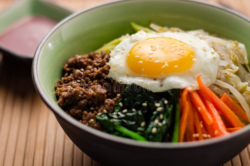 Close-up van een kom Bibimbap royalty-vrije stock foto
