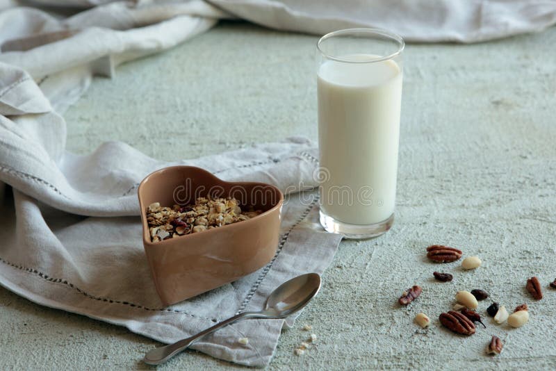 Kom van eigengemaakte muesli met noten, bessen, droge vruchten, glas melk en honing Gezond Ontbijt stock foto's Kom van eigengemaakte muesli met noten, bessen, droge vruchten, glas melk en honing Gezond Ontbijt stock foto's