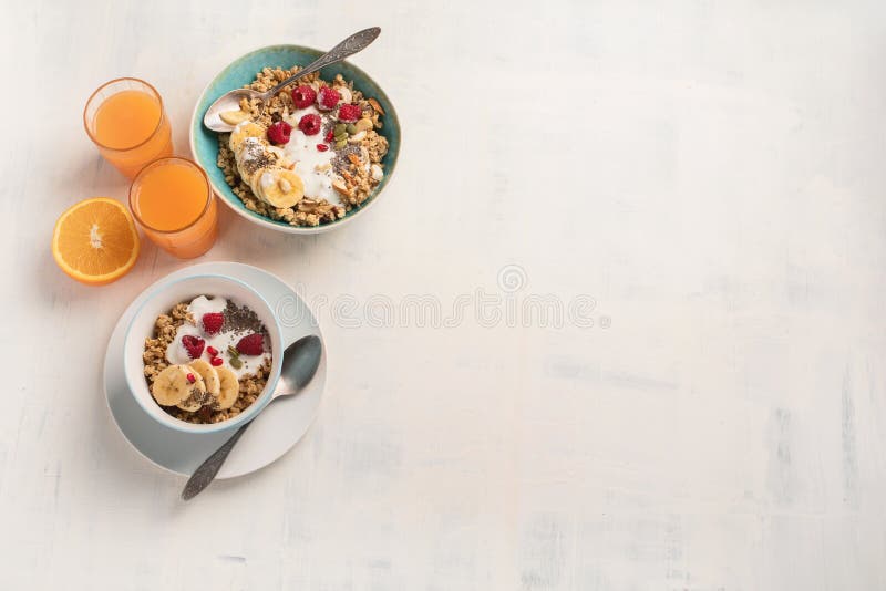 Kom van granola met yoghurt en verse bessen stock foto Kom van granola met yoghurt en verse bessen stock foto