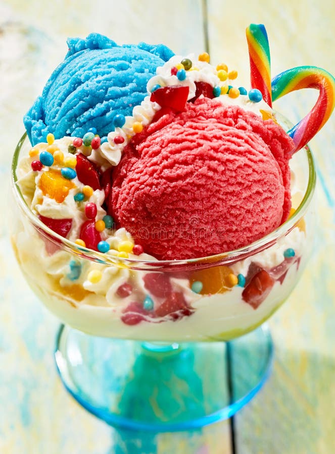 Kom van het dessert van de roomijsijscoupe stock fotografie Kom van het dessert van de roomijsijscoupe stock fotografie