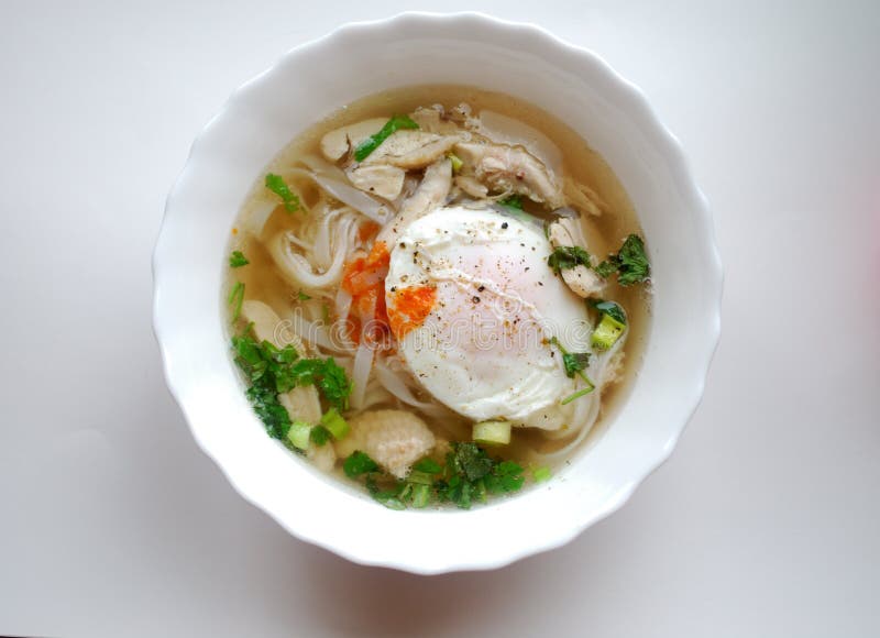 Kom van Vietnamese kippenpho met een gestroopt ei Pho GA met ei stock afbeeldingen Kom van Vietnamese kippenpho met een gestroopt ei Pho GA met ei stock afbeeldingen