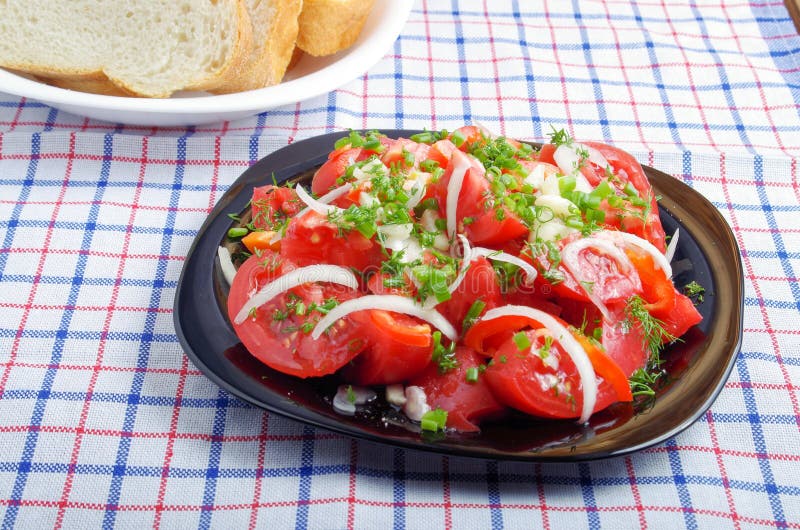 Kom vegetarische salade met tomaten, peper, uien en oliv royalty-vrije stock fotografie Kom vegetarische salade met tomaten, peper, uien en oliv royalty-vrije stock fotografie