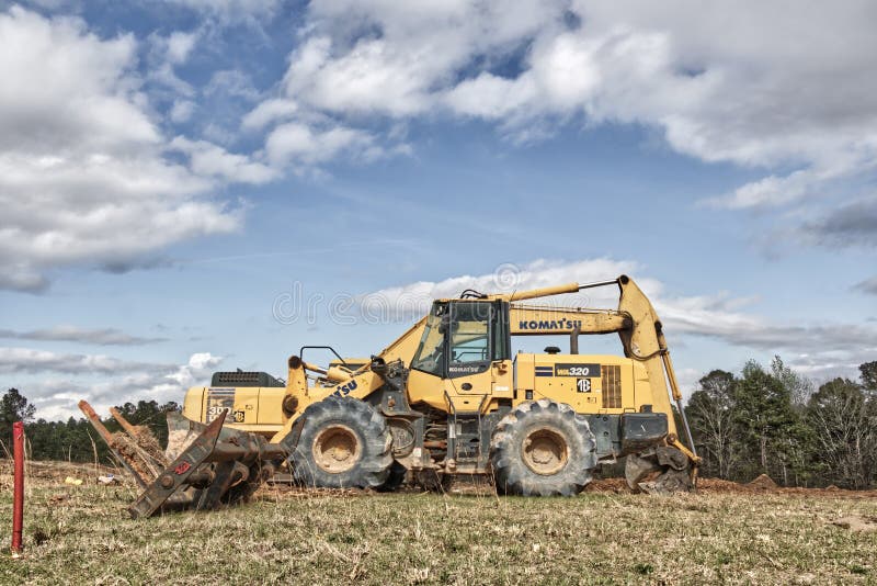 Komatsu wa 320 боковой взгляд на дозер тяжелой промышленной машины стоковые изображения rf