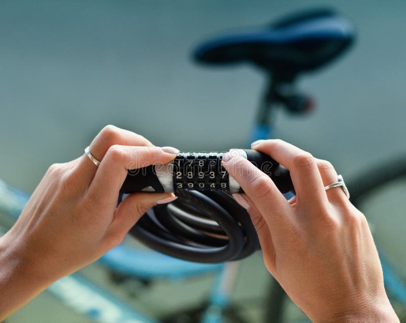 Kombinacja roweru kędziorek w żeńskich rękach zdjęcia stock Kombinacja roweru kędziorek w żeńskich rękach zdjęcia stock