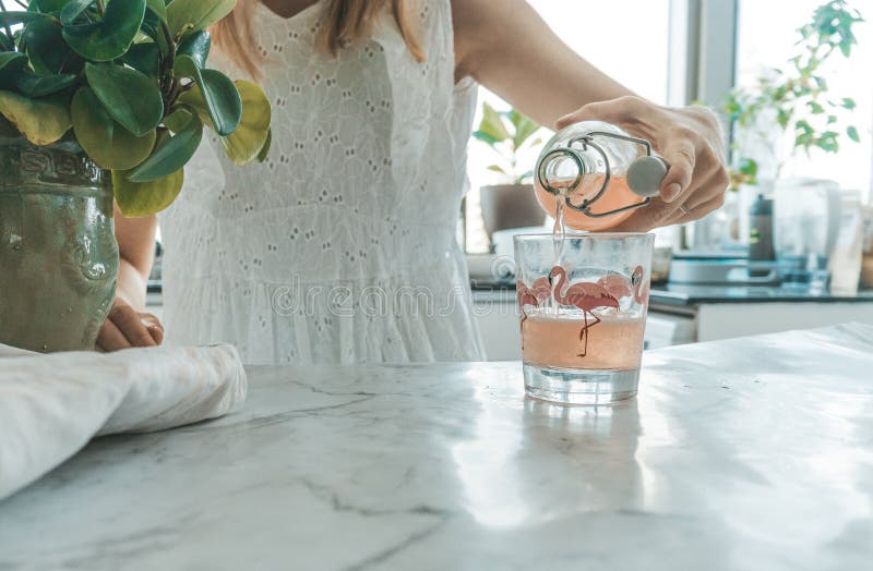Kombucha женщины лить в кухне стоковая фотография rf Kombucha женщины лить в кухне стоковая фотография rf