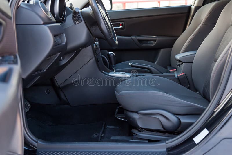 Komfortable Vordersitze Im Auto: Der Fahrer Und Der Fahrgast, Verbunden Mit  Echtem Schwarzem Leder, Modernes Innendesign, Stockfoto - Bild von innere,  automobil: 167763776