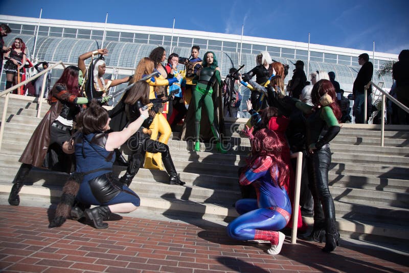 Gruppe Cosplayers Werfen Während Des Cosplay Wettbewerbs Bei Animefest 