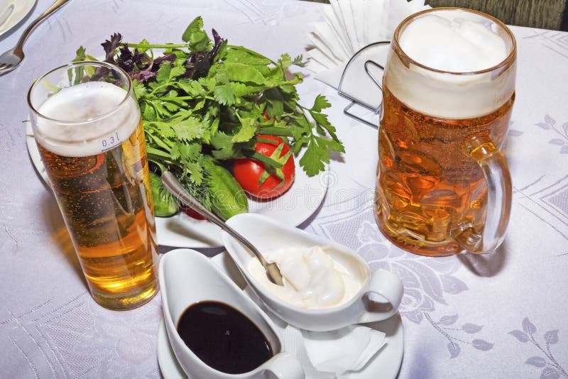 Kommen bier met verse groenten en aromatische sausen stock fotografie Kommen bier met verse groenten en aromatische sausen stock fotografie
