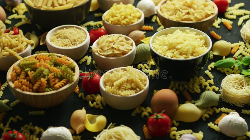 Kommen met verscheidenheid van macaroni
