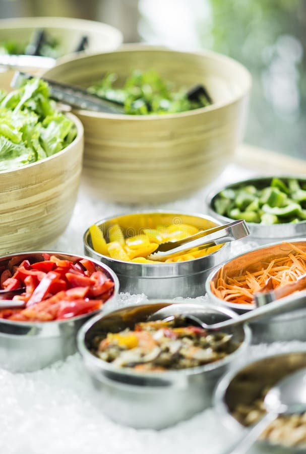 Kommen van gemengde verse organische groenten in de vertoning van de saladebar royalty-vrije stock fotografie Kommen van gemengde verse organische groenten in de vertoning van de saladebar royalty-vrije stock fotografie