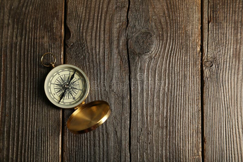Kompas op bruine houten achtergrond