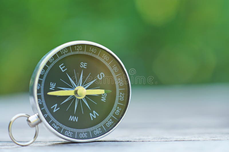 Kompas z plamy zieleni tłem, podróży planistyczny pojęcie