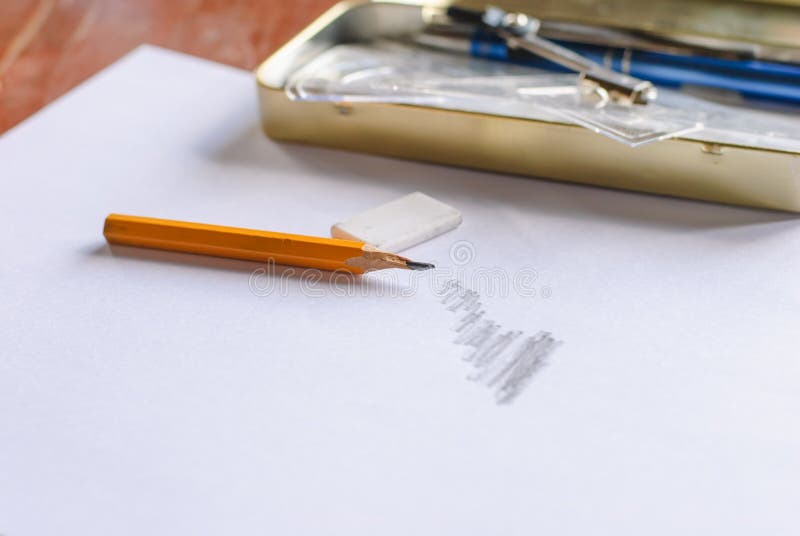 Kompassse, Bleistift und Machthaber auf Karopapier stockbild Kompassse, Bleistift und Machthaber auf Karopapier stockbild