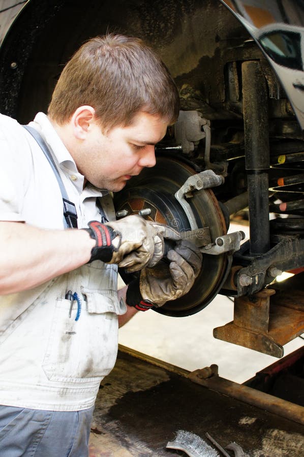kompetent auto mekaniker royaltyfri foto kompetent auto mekaniker royaltyfri foto