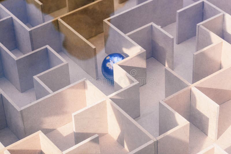 Komplex maska Att hitta rätt lösning i magasinen Koncept för att lösa problem i ett företag eller en karriär Uppnå målet fotografering för bildbyråer Komplex maska Att hitta rätt lösning i magasinen Koncept för att lösa problem i ett företag eller en karriär Uppnå målet fotografering för bildbyråer