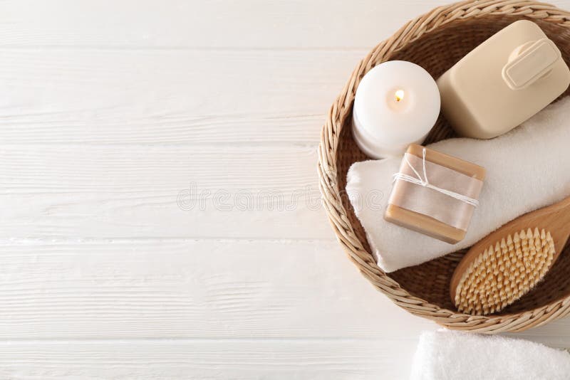 Komposition mit Pflegeprodukten aus weißem Holz stockfoto Komposition mit Pflegeprodukten aus weißem Holz stockfoto