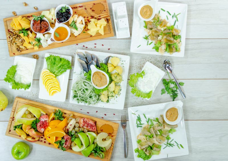 Kompozycja płaska menu restauracji widok z góry na zimne przekąski, owoce pokryte miodem, cytryną, ziołami, śledzia, cielęta-stop obrazy stock