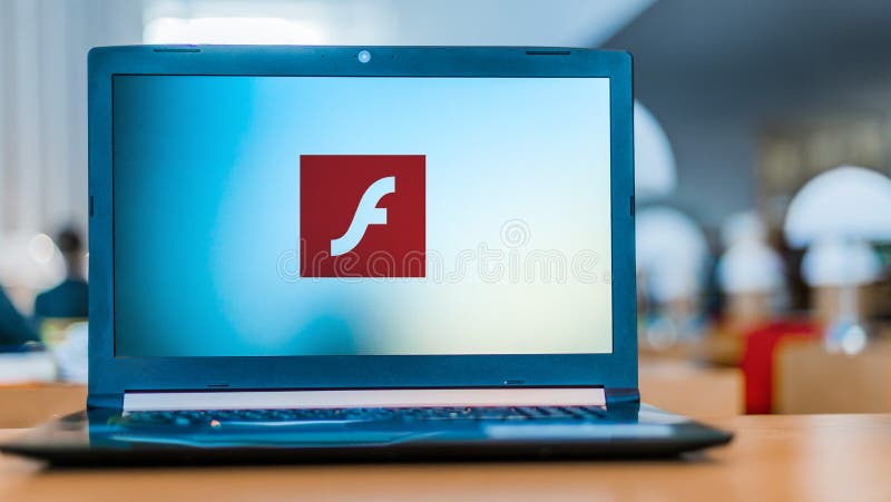 Komputer przenośny z logo programu adobe flash