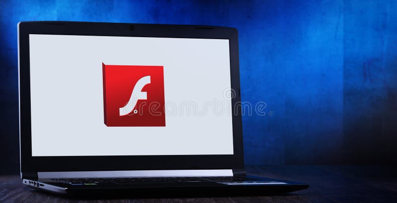 Komputer przenośny z logo programu adobe flash