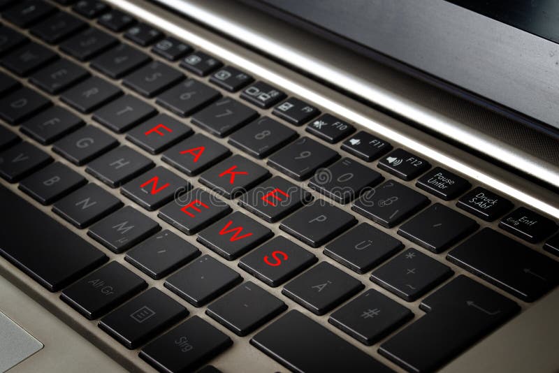 Komputerowa laptop klawiatura z słów SFAŁSZOWANYMI wiadomością w czerwonych listach zdjęcia stock Komputerowa laptop klawiatura z słów SFAŁSZOWANYMI wiadomością w czerwonych listach zdjęcia stock
