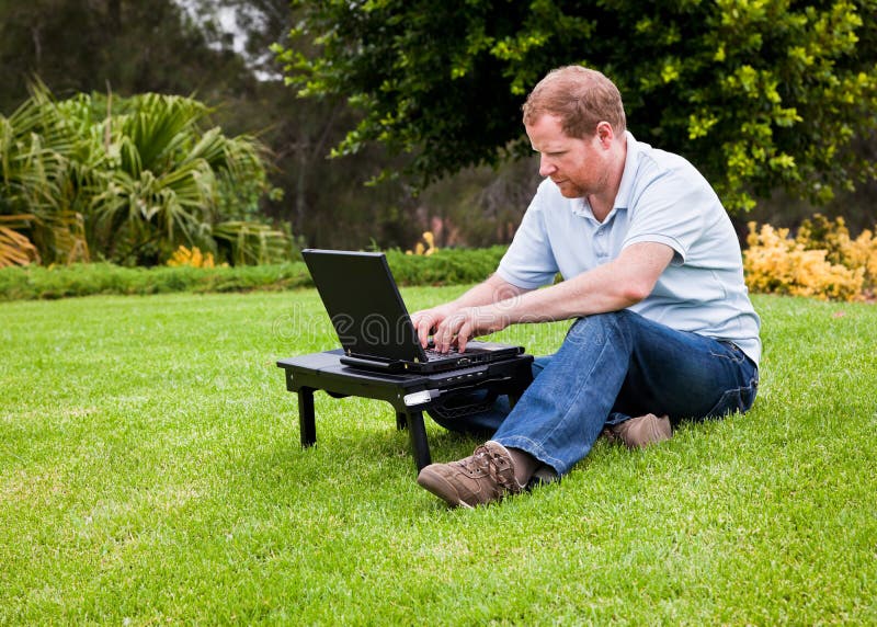 Komputerowego laptopu mężczyzna parkowy używać radio