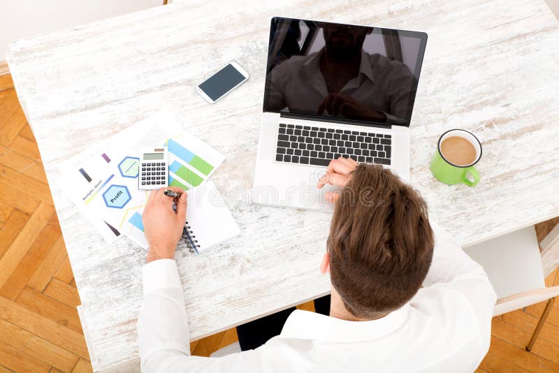 komputerowi laptopu mężczyzna potomstwa obrazy stock komputerowi laptopu mężczyzna potomstwa obrazy stock