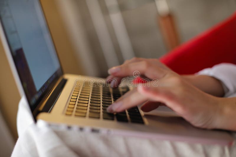 komputerowy domowy laptop używać kobiety obrazy stock komputerowy domowy laptop używać kobiety obrazy stock