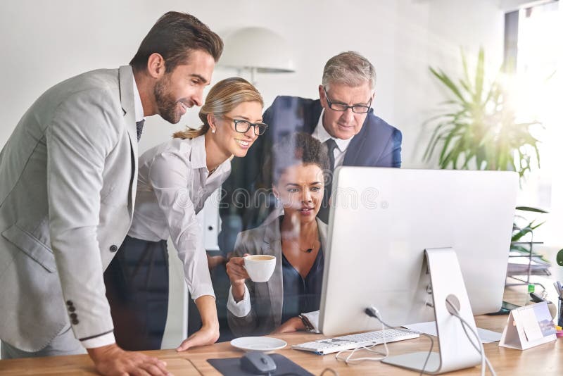 Komputery dla firm i planowanie pracy w biurze na spotkania i prezentacje z kawą. Firmy prawnicze i techniczne obrazy royalty free