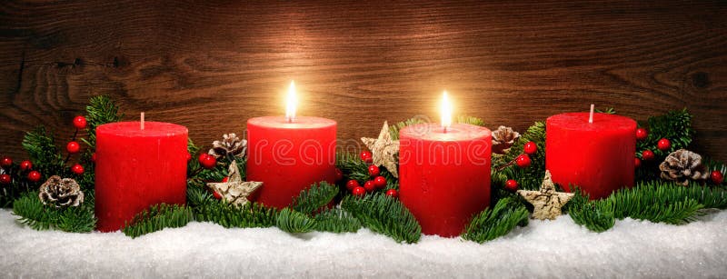 Komstdecoratie met twee brandende kaarsen