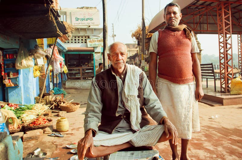 Komt vriendschappelijke oudste twee op Indische straat samen en maakt stellen royalty-vrije stock foto Komt vriendschappelijke oudste twee op Indische straat samen en maakt stellen royalty-vrije stock foto