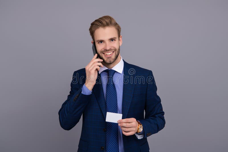 Komunikacja biznesowa online. Wizytówka. Telefon do bankowości internetowej. Karta kredytowa lub debetowa. Biznesmen obrazy royalty free