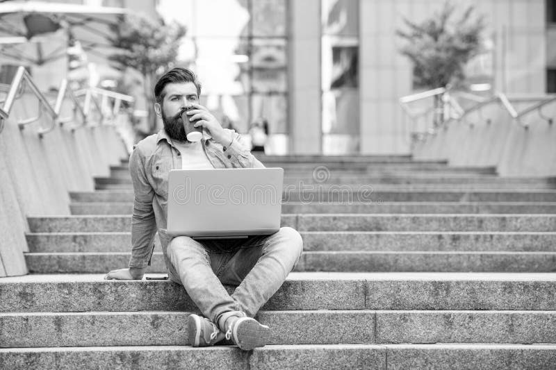 Komunikowanie się z niezależnym człowiekiem poza kopią. freelancer man ma komunikację zdjęcie royalty free