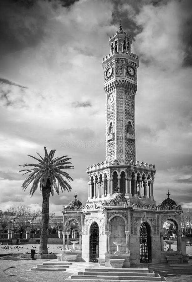 Konak quadra la vista con la vecchia torre di orologio, Smirne fotografia stock Konak quadra la vista con la vecchia torre di orologio, Smirne fotografia stock