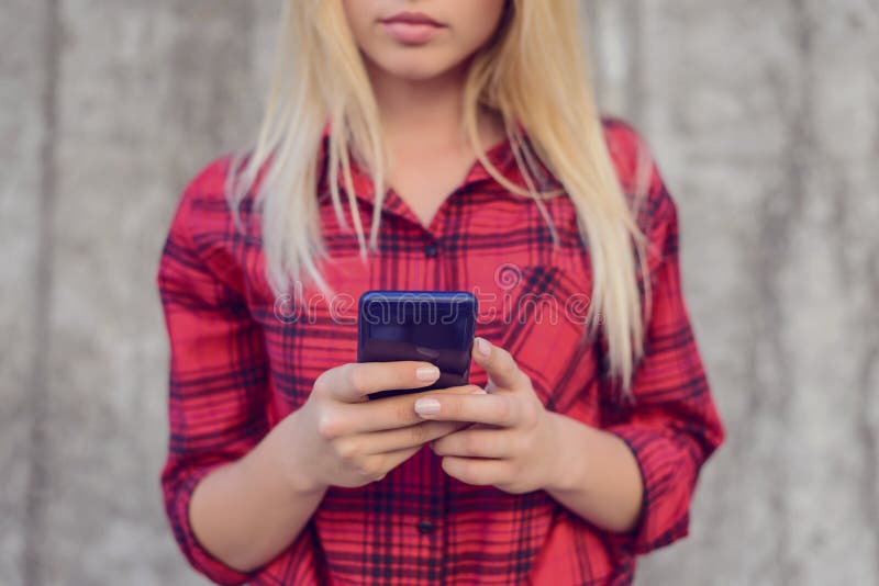 Koncentrerad lugna kvinnamaskinskrivning och fåmeddelanden på hennes smartphone Internetinfluencer som bläddrar sms som, det läst royaltyfria foton Koncentrerad lugna kvinnamaskinskrivning och fåmeddelanden på hennes smartphone Internetinfluencer som bläddrar sms som, det läst royaltyfria foton