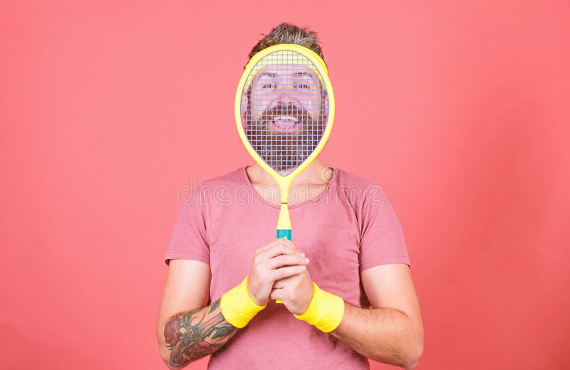 Koncentruj?cy na tenisowym s?dzie Atleta modnisia chwyta tenisowy kant w r?ki czerwieni tle M??czyzny modnisia odzie?y brodaty sp zdjęcie royalty free Koncentruj?cy na tenisowym s?dzie Atleta modnisia chwyta tenisowy kant w r?ki czerwieni tle M??czyzny modnisia odzie?y brodaty sp zdjęcie royalty free