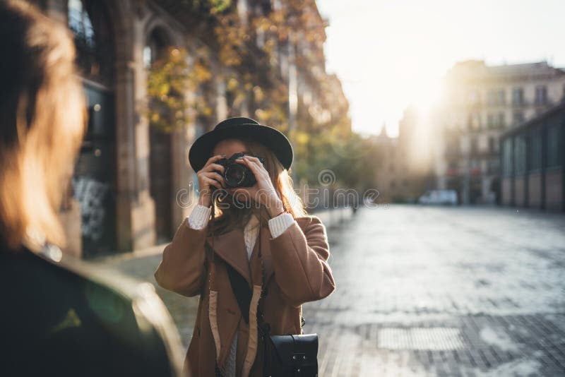 Koncepcja fotografii blogera Fotograf z aparatem fotograficznym - dziewczyna modelki Uśmiechnięta dziewczyna podróżuje w Barcelon zdjęcia royalty free