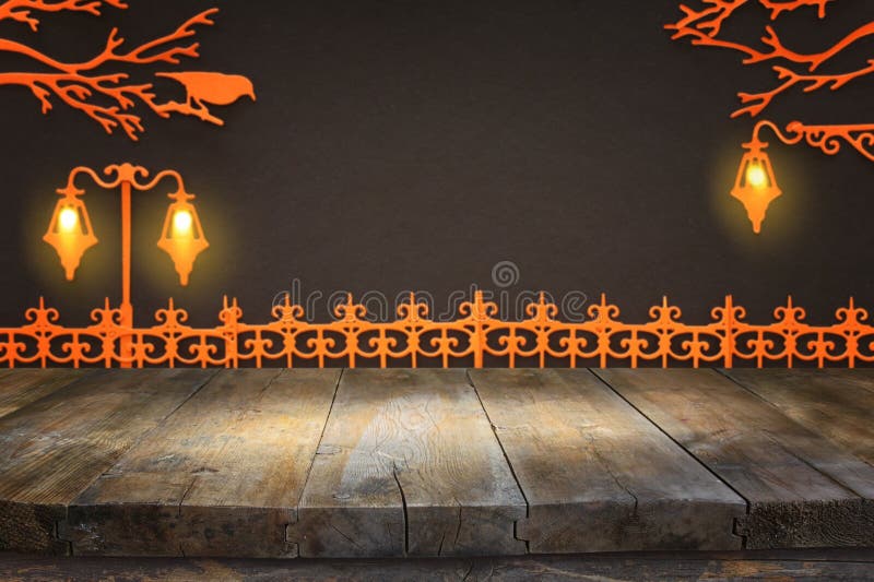 Koncepcja Halloween Pusty stolik z rdzy przed ogrodzeniem z rocznika i lampą uliczną w parku nad czarnym tłem obraz stock Koncepcja Halloween Pusty stolik z rdzy przed ogrodzeniem z rocznika i lampą uliczną w parku nad czarnym tłem obraz stock