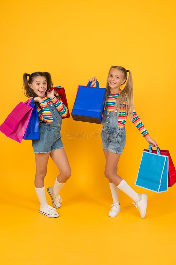 Koncepcja konsumenta nabywcy Sprzedaż ogółem Moda dla dzieci Oszczędzanie zakupów w dni wolne Zakupy w domu Małe dziewczynki z to zdjęcia royalty free