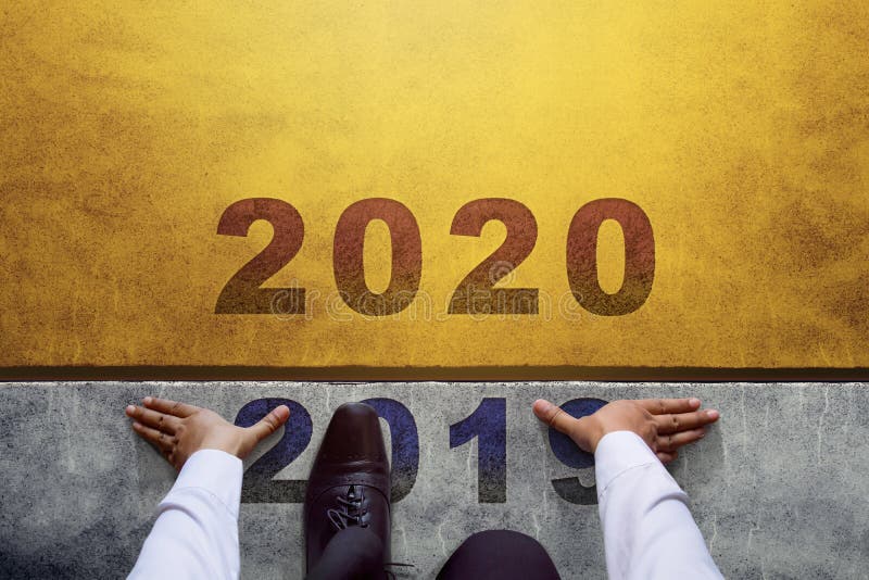Koncepcja 2020-letnia. najlepszy widok biznesmena na linii startowej gotowy na nowe wyzwanie