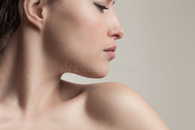 Koncepcja naturalnej piękności profilu młodej kobiety twarz zamknij studio strzał