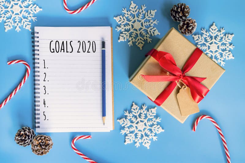 Koncepcja nowego roku 2020 Lista celów 2020 w notebooku, pudełku na prezent i dekoracji świątecznej w niebieskim pastelu z przest obrazy stock