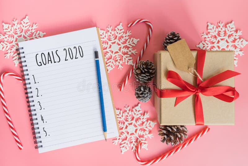 Koncepcja nowego roku 2020 Lista celów 2020 w notebooku, pudełku na prezent i ozdobach świątecznych w różowym kolorze pastelu z p fotografia royalty free
