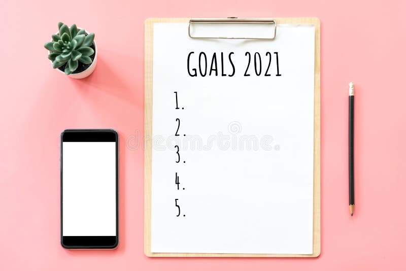 Koncepcja nowego roku 2021. lista celów w papeterii pustej schowka smartphone pot roślin w różowym pastelu koloru z przestrzenią k obraz stock