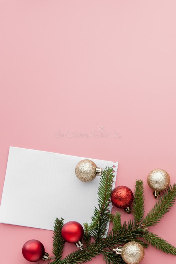 Koncepcja noworoczna Lista celów w notebooku, pudełku na prezent i dekoracji świątecznej w kolorze różowym pastelu z przestrzenią obrazy stock