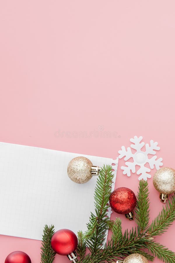 Koncepcja noworoczna Lista celów w notebooku, pudełku na prezent i dekoracji świątecznej w kolorze różowym pastelu z przestrzenią zdjęcia stock