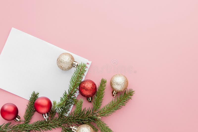 Koncepcja noworoczna Lista celów w notebooku, pudełku na prezent i dekoracji świątecznej w kolorze różowym pastelu z przestrzenią fotografia royalty free