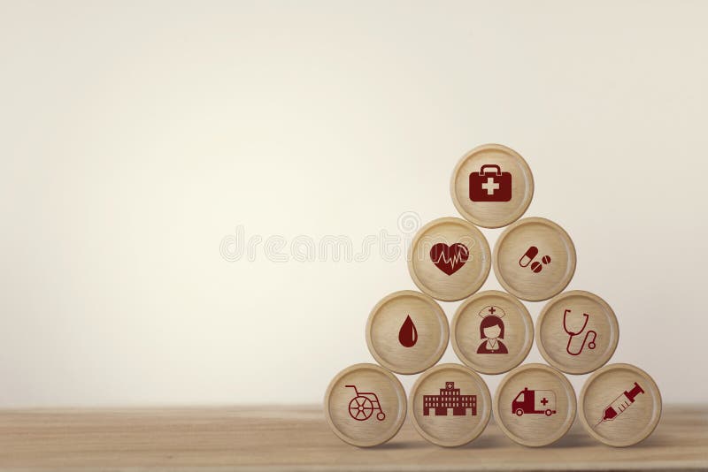 Koncepcja opieki zdrowotnej o ubezpieczeniu zdrowotnym i medycznym organizowaniu blokowej sfery układania w stolik z ikoną opieki