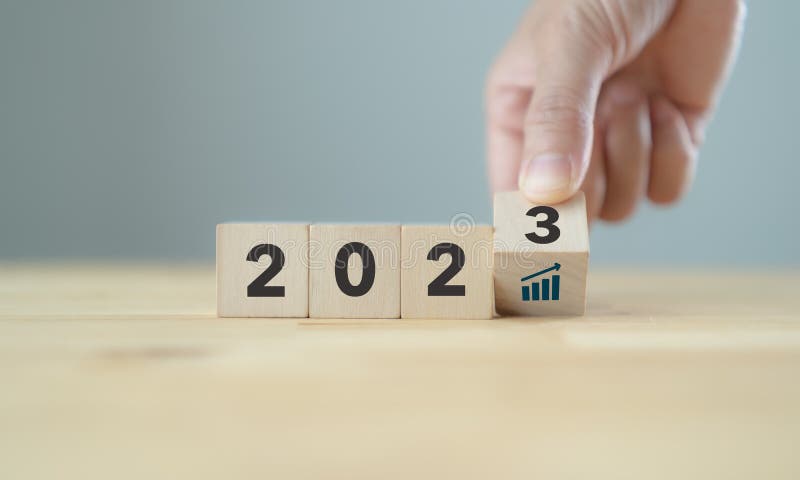 Koncepcja wzrostu gospodarczego 2023. plan celów biznesowych i strategia. przesuwanie kostek drewnianych do 2023 zdjęcia stock