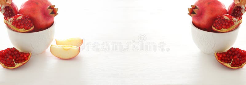 Koncepcja święta świętego Haszana-Chashanah - pomegranate i jabłkowe tradycyjne symbole świąteczne na białym tle obrazy stock Koncepcja święta świętego Haszana-Chashanah - pomegranate i jabłkowe tradycyjne symbole świąteczne na białym tle obrazy stock